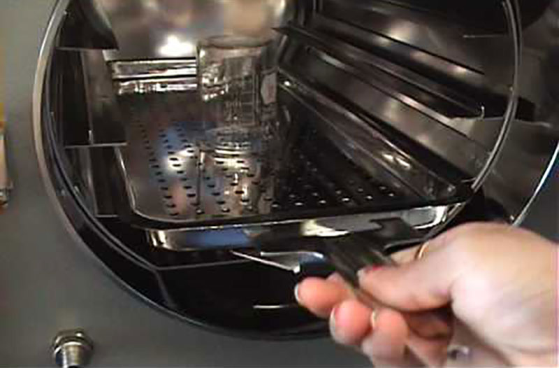 Chuẩn bị nồi hấp tiệt trùng ở điều kiện tiêu chuẩn