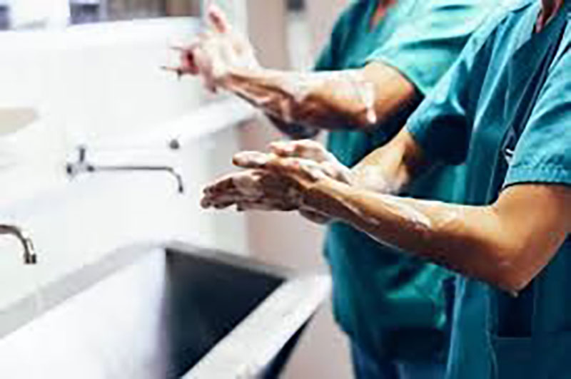 Rửa tay thường xuyên khi thăm khám và điều trị bệnh nhân tránh lây nhiễm khuẩn bệnh viện
